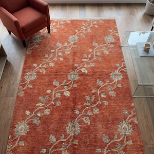 Alfombra Oushak anudada a mano, alfombra de lana con estampado floral en terracota, alfombra de estilo vintage para sala de estar, alfombra con diseño de enredaderas en naranja y azul.
