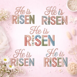 Könnte beinhalten: Gestickter Text mit den Worten "He is Risen" in verschiedenen Pastellfarben. Die Buchstaben sind mit floralen und geometrischen Mustern verziert. Der Hintergrund ist ein zartes Rosa mit floralen Akzenten.