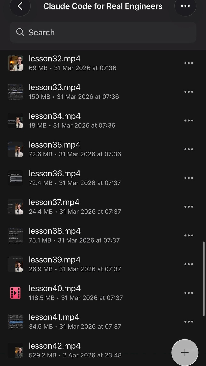 以下が含まれることがあります： Claude Code for Real Engineersというタイトルのデジタルファイルリスト。lesson32.mp4からlesson42.mp4までのビデオファイルが並び、各ファイルのMB単位のサイズ、日付、時刻が表示され、右下にプラスアイコンの円形ボタンがあります。