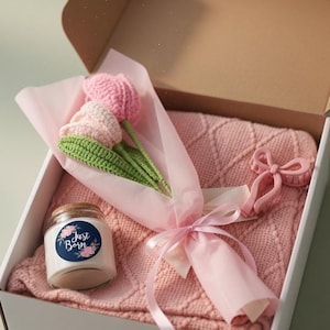 Presentset med filt och kärleksljus - Blush Virkad tulpanblombukett med rosett och hårspänne - Stort presentset för mors dag, 4 delar