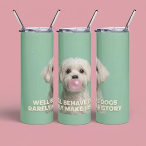 Puede incluir: Tres vasos aislados de color verde menta con un diseño de perro blanco y texto blanco. Un perro está soplando una burbuja rosa. El texto dice: "Los perros bien educados rara vez hacen historia."