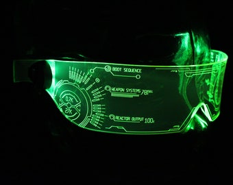 Peut inclure: Lunettes futuristes vertes et brillantes avec un écran numérique affichant "BOOT SEQUENCE", "WEAPON SYSTEMS 78% FULL" et "REACTOR OUTPUT 100%".