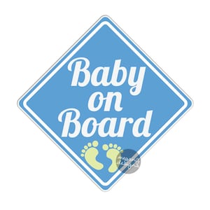 Puede incluir: Un letrero azul en forma de diamante con borde blanco y el texto "Baby on Board" en letra cursiva blanca. Dos huellas de bebé amarillas se encuentran en la parte inferior del letrero.