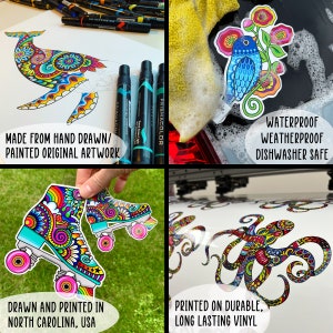 Pu&ograve; includere: Adesivi in ​​vinile colorati, disegnati e dipinti a mano, con una balena, un uccello, un polpo e pattini a rotelle. Gli adesivi sono impermeabili, resistenti alle intemperie e lavabili in lavastoviglie.  "Realizzati con opere d'arte originali disegnate e dipinte a mano."  "Disegnati e stampati in North Carolina, USA."  "Stampati su vinile resistente e di lunga durata."