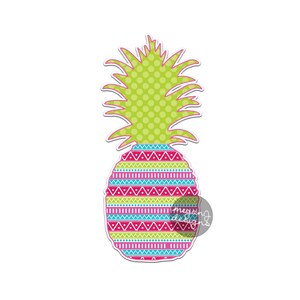Puede incluir: Una piña colorida con una parte superior verde y blanca con lunares y un cuerpo con estampado rosa, azul, verde y blanco. La piña está delineada en blanco.