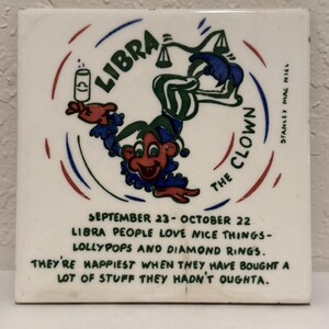 Puede incluir: Azulejo de cerámica cuadrado con una colorida ilustración de un payaso que representa el signo zodiacal de Libra. El azulejo incluye el texto "LIBRA THE CLOWN" y "SEPTEMBER 23 - OCTOBER 22".