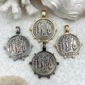 Puede incluir: Cuatro colgantes de monedas de estilo antiguo con un diseño detallado que presenta un ángel, un gallo y el año 1793. Los colgantes son en tonos plateado, dorado y bronce, con un lazo en la parte superior para una cadena.