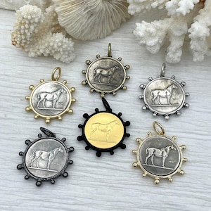 Könnte beinhalten: Eine Sammlung runder Anhänger mit einem Pferdemotiv. Die Anhänger sind in verschiedenen Metallausführungen erhältlich, darunter Gold, Silber und Schwarz. Jeder Anhänger hat eine detaillierte Pferdeillustration in einem kreisförmigen Rahmen. Maße in Zentimetern.