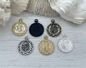 Gesteppter französischer Münzanhänger, Kronen-Löwen-Medaillon, 30 mm