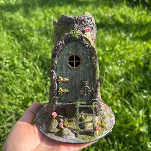 Verzauberte Baumtür-Diorama | Handgefertigtes Feenhaus | Beleuchtete Walddekoration
