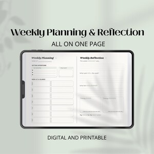 Könnte beinhalten: Eine digitale und druckbare Wochenplaner- und Reflexionsvorlage auf einem Tablet. Der Planer enthält Abschnitte für die Wochenplanung, das Setzen von Absichten und eine Wochenübersicht. Der Reflexionsabschnitt fordert die Benutzer auf, zu überlegen, was gut gelaufen ist und was verbessert werden kann.
