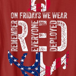 Könnte beinhalten: Ein rotes T-Shirt mit einer weißen, abgenutzten Grafik eines Schiffsankers im Muster der amerikanischen Flagge. Der Text lautet ON FRIDAYS WE WEAR RED, REMEMBER EVERYONE DEPLOYED, mit großen, in das Design integrierten Buchstaben R, E und D.