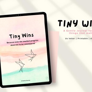 以下が含まれることがあります： 「Tiny Wins」というタイトルのタブレットに表示されたデジタルジャーナル。表紙には鳥の絵と「小さな進歩でさえ記憶に値する」というテキストが水彩画で描かれています。追加のテキストは「大切な小さなことのための穏やかなジャーナル」と書かれています。