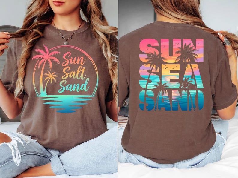 K&ouml;nnte beinhalten: Braunes T-Shirt mit einem Strandmotiv. Auf der Vorderseite befinden sich eine Palme und die Worte "Sun Salt Sand" in einem Kreis. Auf der R&uuml;ckseite steht "Sun Sea Sand" mit Palmen und einem Sonnenuntergang.
