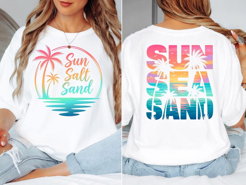K&ouml;nnte beinhalten: Wei&szlig;es T-Shirt mit farbenfrohem Grafikdesign. Auf der Vorderseite steht "Sun Salt Sand" mit Palmen und Meereswellen. Auf der R&uuml;ckseite des Shirts steht "Sun Sea Sand" mit Sonnenuntergang und Palmen.