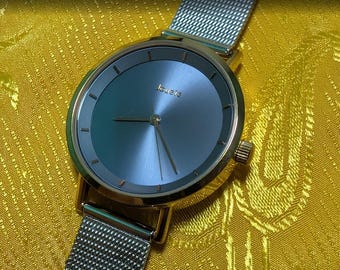 Relógio Jouete Minimalist com pulseira de malha de 33 mm, mostrador prateado, movimento de quartzo, elegante, unissex, design clássico e fino.