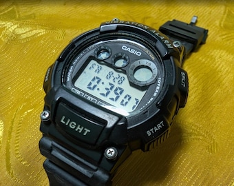 Reloj digital Casio W-735H vintage con alarma por vibración y Super Illuminator. Batería nueva.