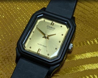 Reloj Casio LQ-142 vintage pequeño con esfera dorada, minimalista, de cuarzo negro, fabricado en Japón, unisex para mujer. Caja de 22 mm. Batería nueva.