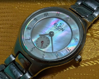 Raro reloj vintage Elgin FK-1288 para mujer, esfera de nácar, segundero pequeño, 21 mm, movimiento de cuarzo en funcionamiento.