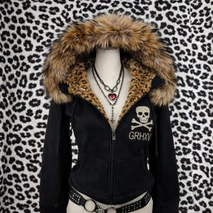 Płaszcz damski Y2K Harajuku – haft czaszki, pikowany aksamit, kołnierz z futra, styl vintage z lat 2000–2010, hip-hopowy, rockowy, japoński