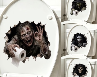 Könnte beinhalten: Ein weißer Toilettendeckel mit einem Aufkleber, der einen Zombie zeigt, der aus einem Loch in der Wand kommt und eine Rolle Toilettenpapier hält. Weitere Varianten zeigen eine Hexe, eine Nonne und ein Skelett, die jeweils Papier halten.