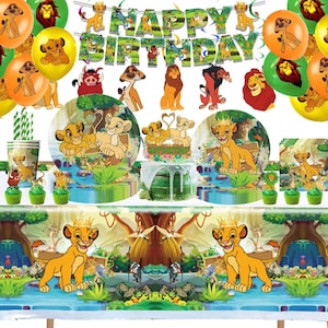 Può includere: Un set di articoli per feste a tema Il Re Leone che include uno striscione Happy Birthday, palloncini con personaggi, piatti di carta, bicchieri, tovaglioli e una tovaglia. Gli articoli mostrano illustrazioni colorate di Simba, Nala, Timon, Pumbaa e Mufasa.