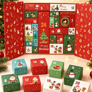 Op de afbeelding: Een rood-groene kerstadventskalender met genummerde vakjes voorzien van illustraties van de kerstman, pinguïns en bomen. De doos bevat de tekst Merry Christmas en de cijfers 1 tot 24, vergezeld door diverse losse vierkante geschenkdoosjes.