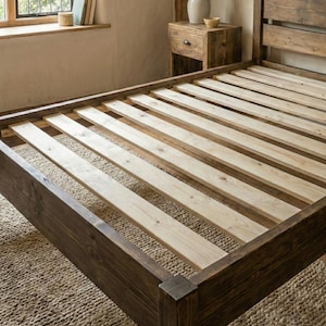 Estructura de cama robusta de madera maciza / Pie de cama bajo con veta natural / Cama rústica de madera estilo granja / Cama doble, king y super king (Reino Unido) / Cama hecha a medida y hecha a mano imagen 5