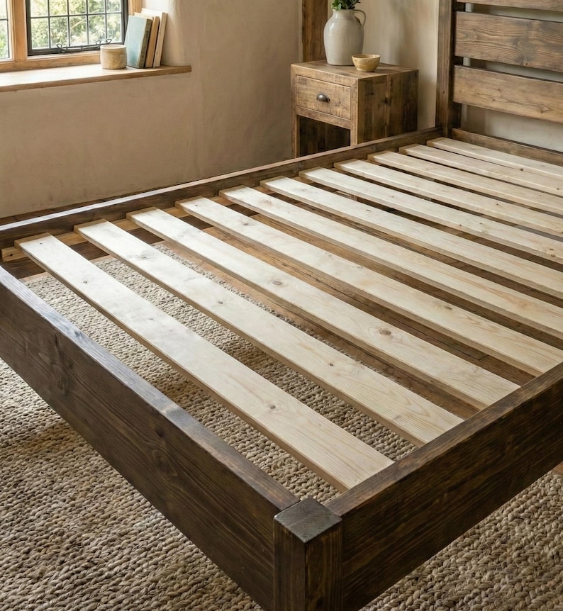 Estructura de cama robusta de madera maciza / Pie de cama bajo con veta natural / Cama rústica de madera estilo granja / Cama doble, king y super king (Reino Unido) / Cama hecha a medida y hecha a mano imagen 5