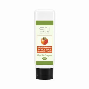 Könnte beinhalten: Eine weiße Quetschtube mit Seoul Naturals Persimmon Whole Body Deodorant Cream und einem schwarzen Klappdeckel. Das Etikett zeigt eine Kaki-Illustration, den Text SN Seoul Naturals, Persimmon Whole Body Deodorant Cream und 4 fl oz.