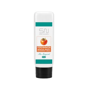 Op de afbeelding: Een witte knijptube Seoul Naturals Persimmon Whole Body Deodorant Cream met een zwarte klapdop. Het etiket bevat een afbeelding van een kaki, de tekst SN Seoul Naturals, Persimmon Whole Body Deodorant Cream, Aloe Bergamot en 4 fl oz.
