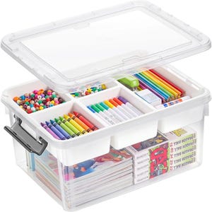 Op de afbeelding: Een doorzichtige plastic opbergdoos met een afneembaar deksel en een witte binnenbak met meerdere vakken. De doos bevat kleurrijke kralen, stiften, kleurpotloden, potloden en stapels boeken, waaronder Dragon Ball manga-volumes.