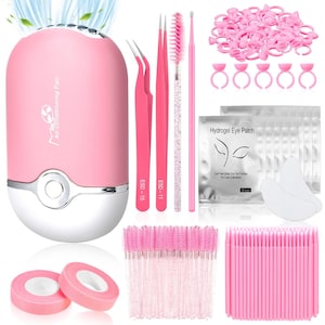 Könnte beinhalten: Ein pinkfarbenes Wimpernverlängerungs-Set mit einem Mini-Klimaanlagenventilator, Pinzetten, Bürsten, Augenpads, Klebeband und anderen Werkzeugen. Das Set enthält rosa Zubehör wie Ringhalter und Applikatoren für die professionelle Wimpernanwendung.