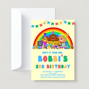 Può includere: Un invito di compleanno con sfondo giallo chiaro. L'invito presenta un arcobaleno, personaggi dei cartoni animati e il testo "ISN'T IT TIME FOR... BOBBI'S 3RD BIRTHDAY". Il testo aggiuntivo include la data, l'ora e le informazioni RSVP.