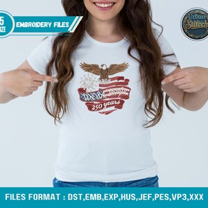 K&ouml;nnte beinhalten: Wei&szlig;es T-Shirt mit einem Adler-Design &uuml;ber einem Banner in Rot, Wei&szlig; und Blau. Das Banner tr&auml;gt die Aufschrift "We the People" und "250 years". Das Shirt enth&auml;lt auch den Text "EMBROIDERY FILES" und "5 SIZE".