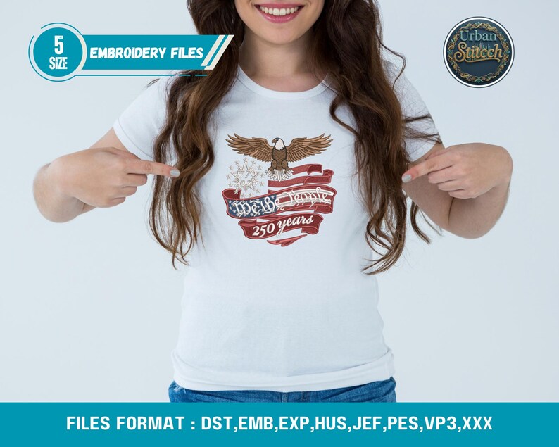 K&ouml;nnte beinhalten: Wei&szlig;es T-Shirt mit einem Adler-Design &uuml;ber einem Banner in Rot, Wei&szlig; und Blau. Das Banner tr&auml;gt die Aufschrift "We the People" und "250 years". Das Shirt enth&auml;lt auch den Text "EMBROIDERY FILES" und "5 SIZE".