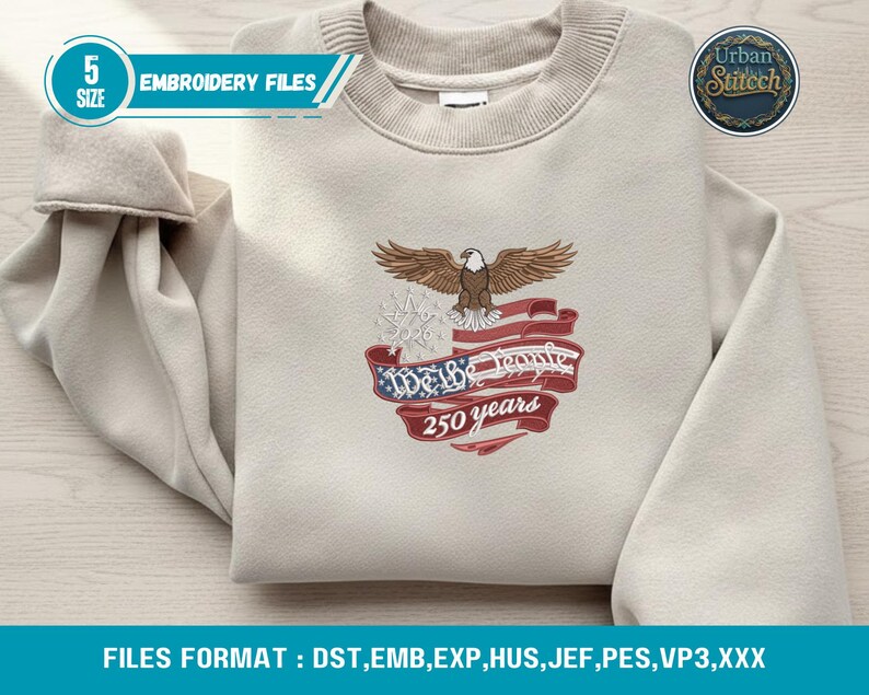 K&ouml;nnte beinhalten: Beiges Sweatshirt mit einem gestickten Design mit einem Adler, der amerikanischen Flagge und dem Text "We the People 250 years". Das Sweatshirt hat einen Rundhalsausschnitt und lange &Auml;rmel. Das Bild enth&auml;lt auch den Text "Embroidery Files".