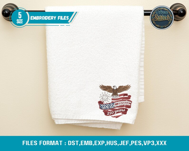K&ouml;nnte beinhalten: Wei&szlig;es Handtuch mit einem gestickten Design mit einem Adler, der amerikanischen Flagge und dem Text "We the People 250 years." Das Handtuch h&auml;ngt an einem schwarzen Handtuchhalter. Der Text "EMBROIDERY FILES" ist ebenfalls sichtbar.