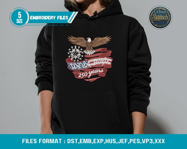 K&ouml;nnte beinhalten: Schwarzer Kapuzenpullover mit einem gestickten Design mit einem Adler, einem Banner mit "We the People 250 years" und einem Schneeflocken-Design. Der Hoodie hat eine Vordertasche und eine Kapuze mit Kordelzug. Der Text "EMBROIDERY FILES" ist ebenfalls sichtbar.