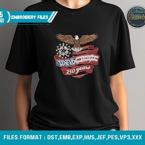 K&ouml;nnte beinhalten: Schwarzes T-Shirt mit einem gestickten Design, das einen Adler, ein Banner mit der Aufschrift "We the People 250 years" und ein Sternmuster zeigt. Das Design ist in Braun-, Rot-, Wei&szlig;- und Blaut&ouml;nen gehalten. Das Shirt hat auch den Text "EMBROIDERY FILES".