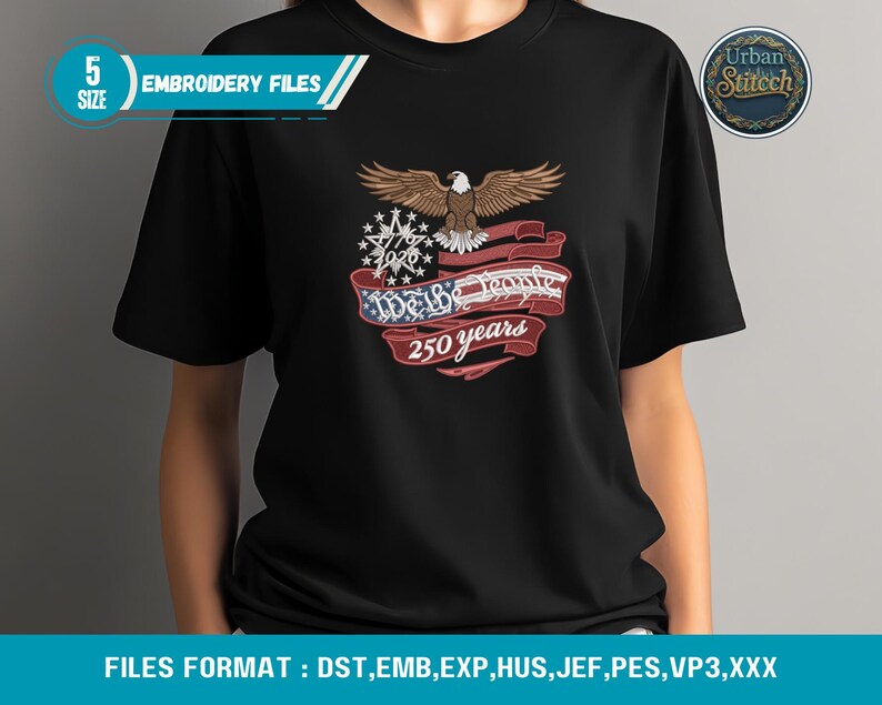 K&ouml;nnte beinhalten: Schwarzes T-Shirt mit einem gestickten Design, das einen Adler, ein Banner mit der Aufschrift "We the People 250 years" und ein Sternmuster zeigt. Das Design ist in Braun-, Rot-, Wei&szlig;- und Blaut&ouml;nen gehalten. Das Shirt hat auch den Text "EMBROIDERY FILES".