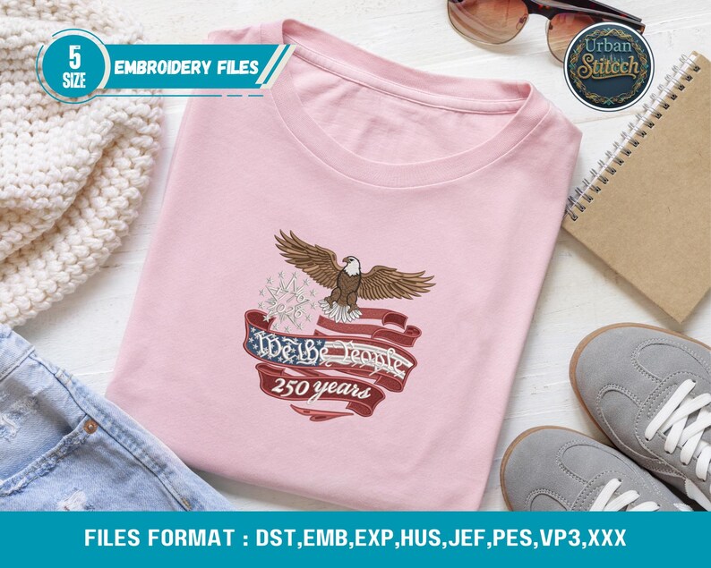 K&ouml;nnte beinhalten: Eine wei&szlig;e Keramik-Tasse mit schwarzem Henkel und dem Text "But First, Coffee" in fetter, schwarzer Schrift. Die Tasse steht vor einem neutralen Hintergrund, der ihr schlichtes Design hervorhebt.