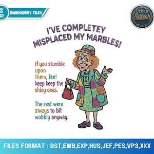 Puede incluir: Un diseño de archivo de bordado con una caricatura de una anciana con cabello rojo, vistiendo un abrigo y sombrero de patchwork colorido. El texto dice: "¡He perdido por completo mis canicas!" y una cita humorística. Incluye formatos de archivo.