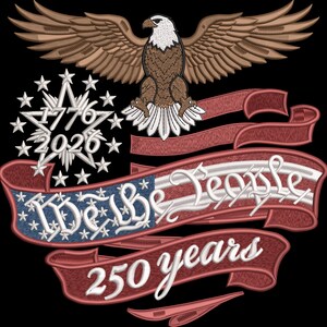 K&ouml;nnte beinhalten: Gesticktes Design mit einem braunen Adler mit ausgebreiteten Fl&uuml;geln &uuml;ber einer stilisierten amerikanischen Flagge. Die Flagge enth&auml;lt den Text "We the People" und "250 years". Ein Stern mit den Zahlen "1776" und "2026" ist ebenfalls vorhanden.