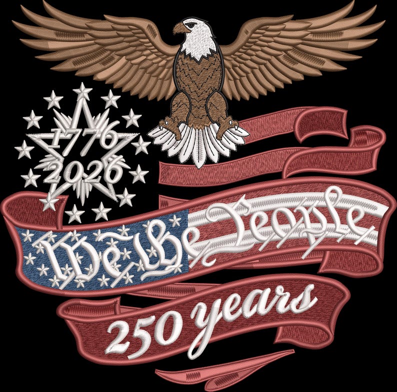 K&ouml;nnte beinhalten: Gesticktes Design mit einem braunen Adler mit ausgebreiteten Fl&uuml;geln &uuml;ber einer stilisierten amerikanischen Flagge. Die Flagge enth&auml;lt den Text "We the People" und "250 years". Ein Stern mit den Zahlen "1776" und "2026" ist ebenfalls vorhanden.