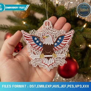 Puede incluir: Un letrero de madera rústico con el texto "Welcome to our home" en letras blancas. El letrero presenta un acabado envejecido y un diseño simple y acogedor, ideal para un porche o entrada.