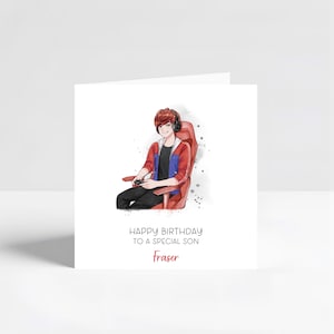 Könnte beinhalten: Eine Grußkarte mit einer Illustration einer Person mit Kopfhörern und einer rot-blau-weißen Jacke, die in einem roten Gaming-Stuhl sitzt und einen Controller hält. Auf der Karte steht "HAPPY BIRTHDAY TO A SPECIAL SON" und der Name "Fraser".