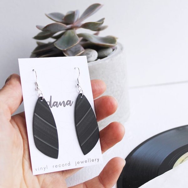 Boucles d’oreilles noires Boucles d’oreilles pendantes Boucles d’oreilles longues Boucles d’oreilles hypoallergéniques Boucles d’oreilles écologiques Boucles d’oreilles en vinyle recyclé Boucles d’oreilles modernes