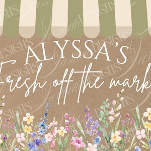 Puede incluir: Un letrero de estilo rústico con el texto "ALYSSA'S Fresh off the market" en escritura blanca. El letrero presenta un borde floral con flores de acuarela en tonos rosa, amarillo y azul. Un toldo verde y beige en la parte superior.