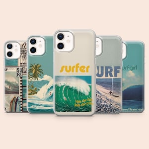 Peut inclure: Cinq coques de téléphone avec des motifs de surf. Les coques présentent des images de vagues, de surfeurs et du texte, notamment "surfer", "URF" et "ride the tide". La palette de couleurs comprend des nuances de bleu, de vert et de jaune.